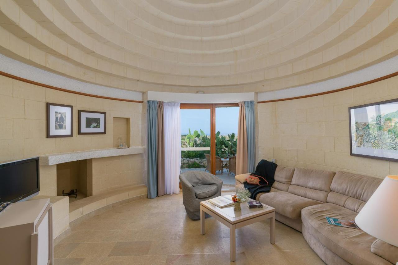 Hotel Ta' Cenc & Spa Sannat Exteriér fotografie A living room in a suite at the Atlantis Paradise Island